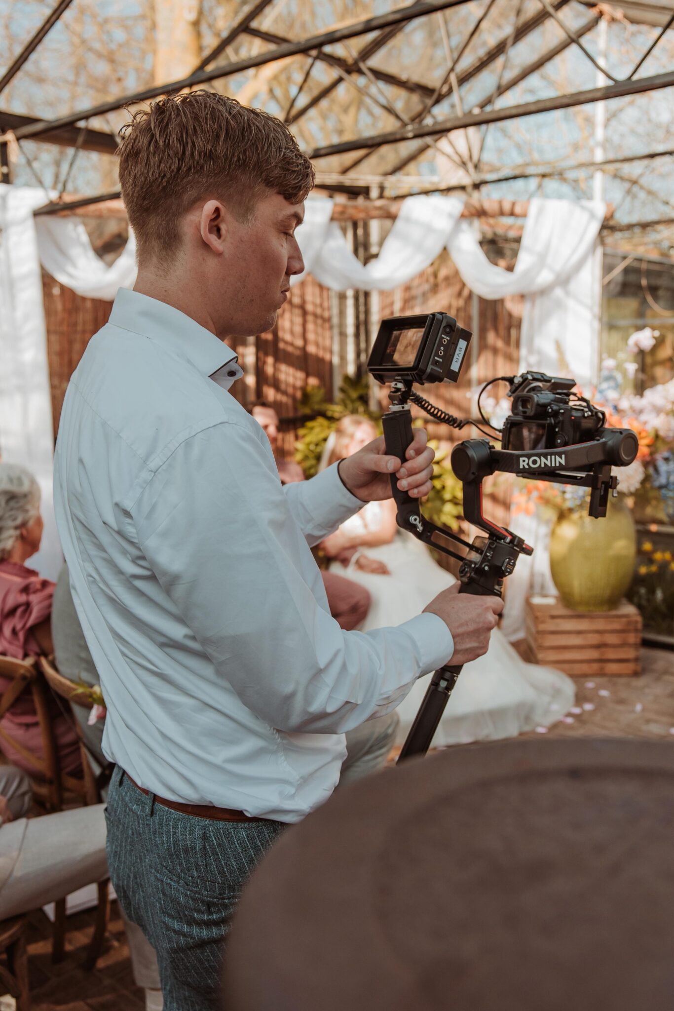 Bas van Rijckevorsel filmt met een gimbal tijdens een bruiloft